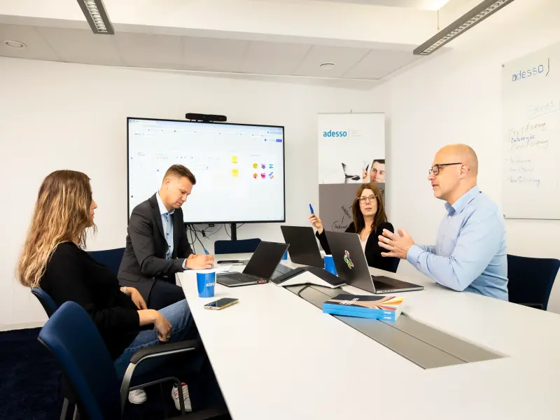 Mitarbeitende bei einer Präsentation