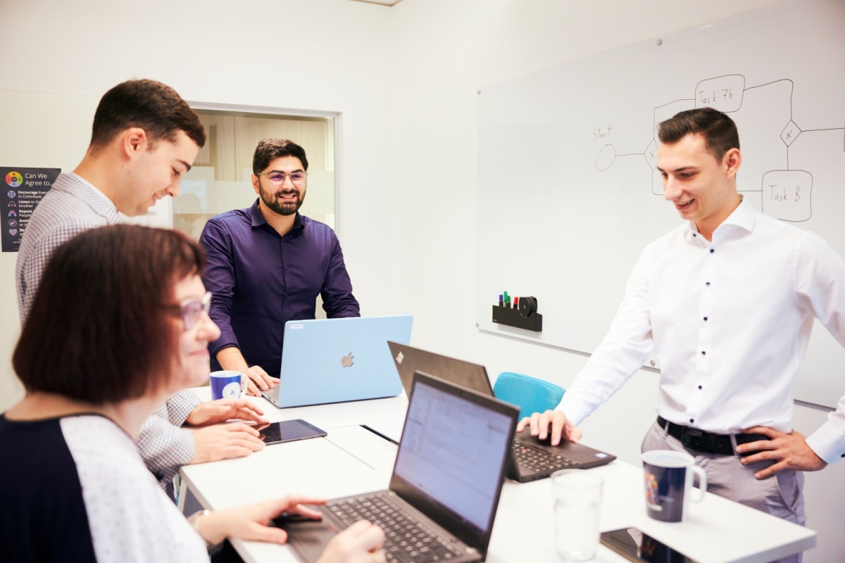 Mitarbeiter adesso vor Laptops