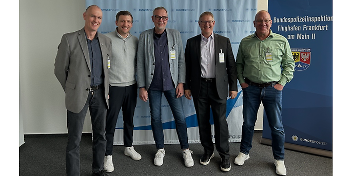 Michael Person von der Bundespolizei mit Lucas Schulten, Martin Ritschel, Bernd Kröger und Daniel Pilz vom„Kernteam Polizei“ bei adesso