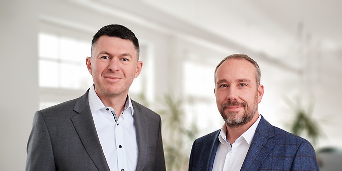 Die Vorstände der material.one AG, Stefan Hussmann (links) und Bernd Löhle, freuen sich auf die Zusammenarbeit mit der Industrie. (Copyright: adesso)