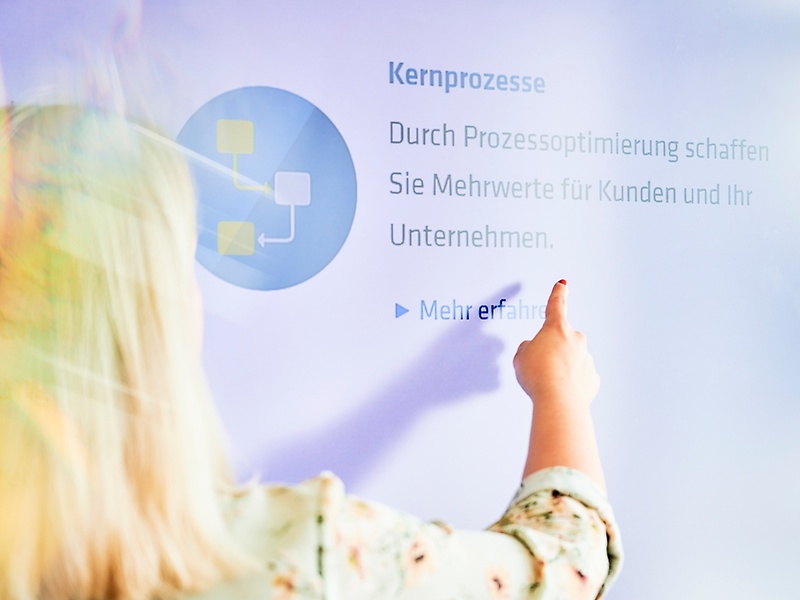 Mitarbeiterin bei einer Präsentation