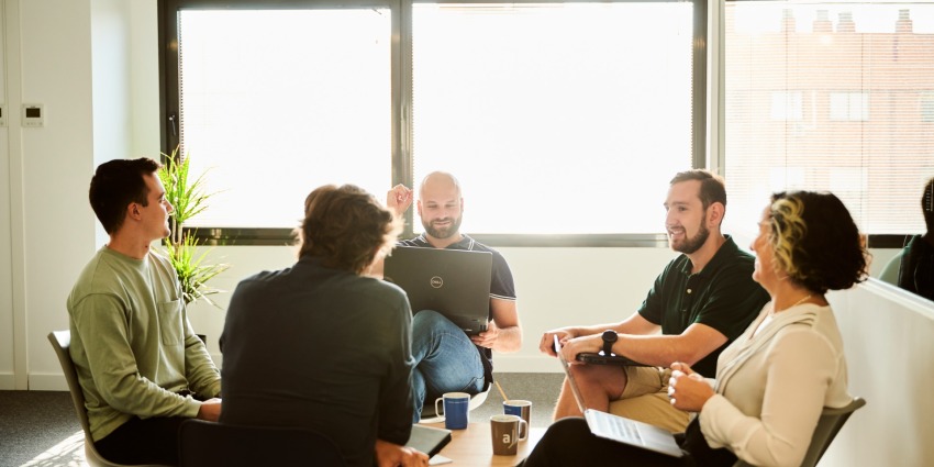 Menschen sitzen um Tisch