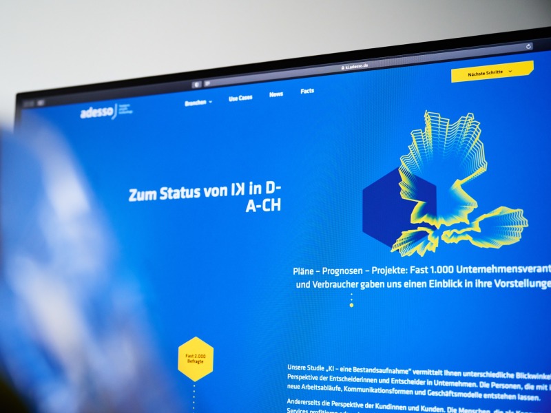 KI DACH Report am Laptop