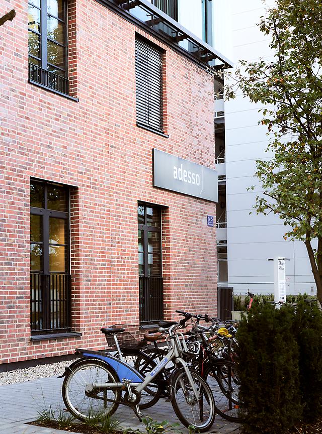 Gebäude vor dem Fahrräder stehen