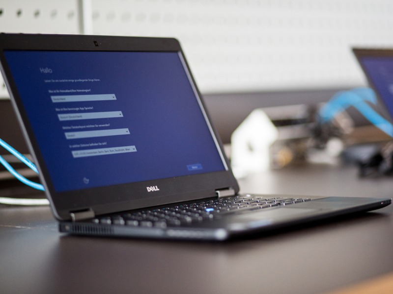 Aufgeklappter Laptop auf einem Schreibtisch 