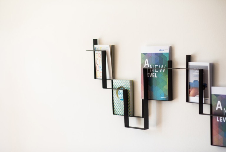 Zeitschriftenhalter an einer Wand