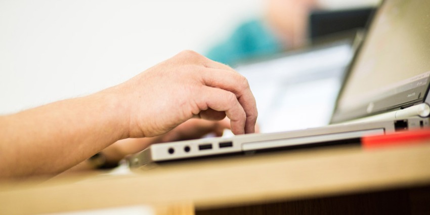 Jemand tippt auf Tastatur